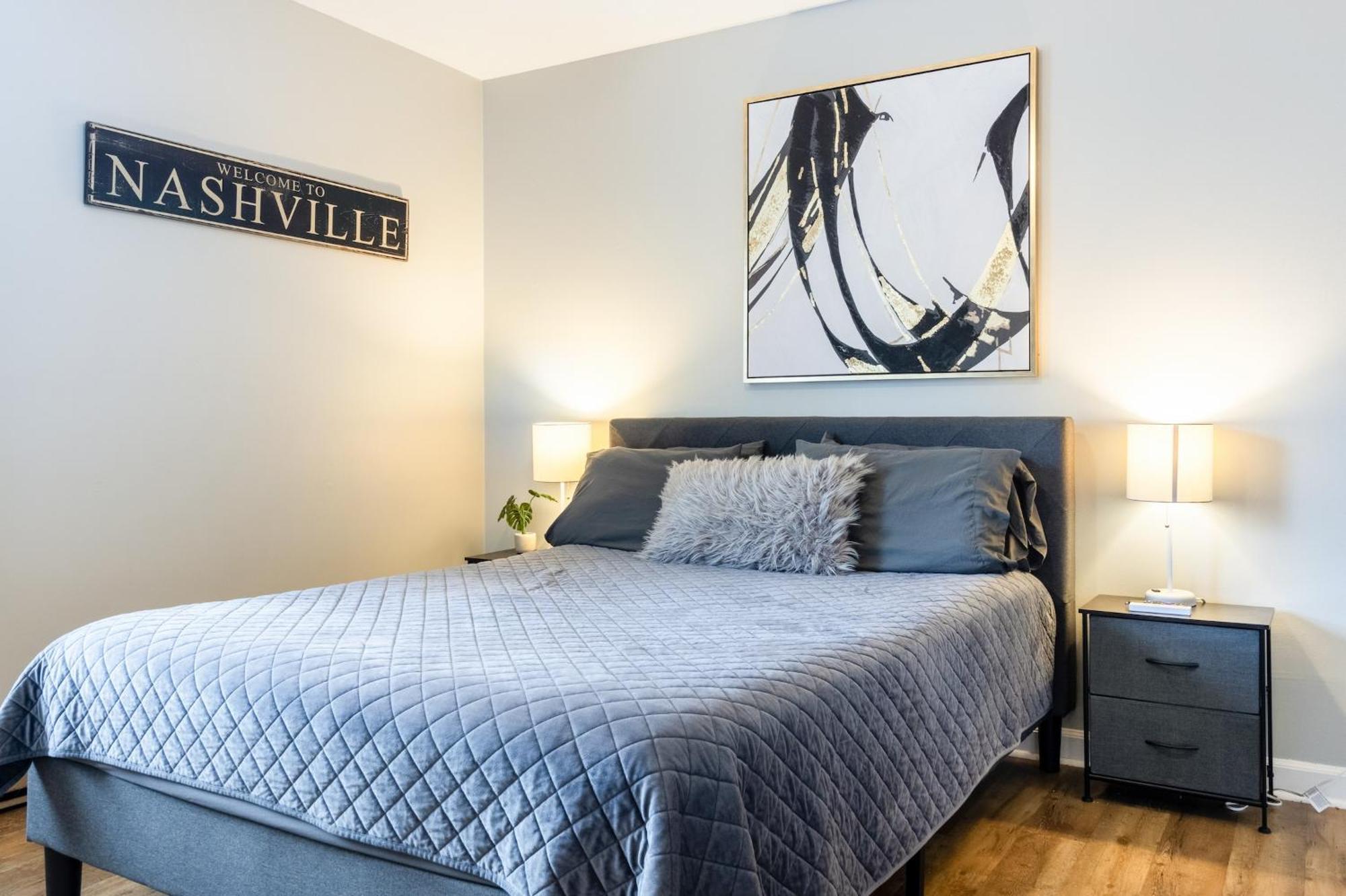 Charming 2 Bedroom In With Free Parking Apartment