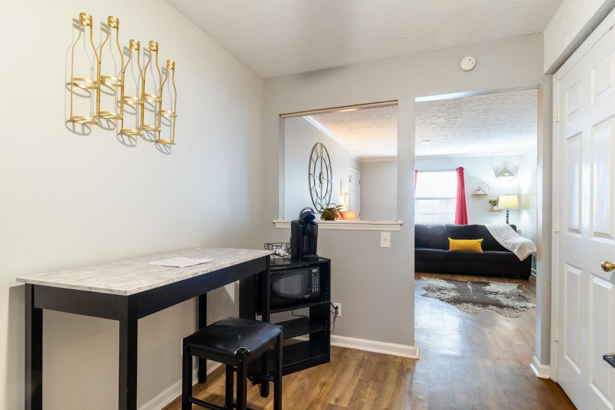 Charming 2 Bedroom In With Free Parking Apartment *
