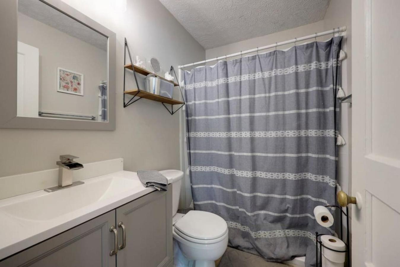 5 Min To Airport Pet Friendly Fire Pit Fenced Yard