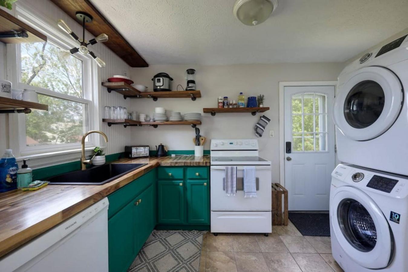 5 Min To Airport Pet Friendly Fire Pit Fenced Yard Holiday home *