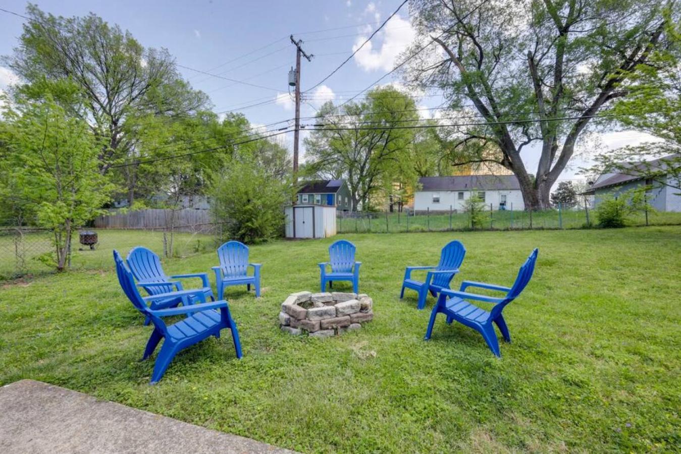 5 Min To Airport Pet Friendly Fire Pit Fenced Yard