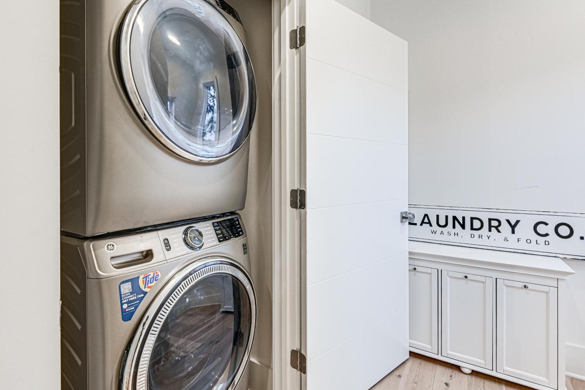 1 Mi To Downtown Townhome With Balcony! *