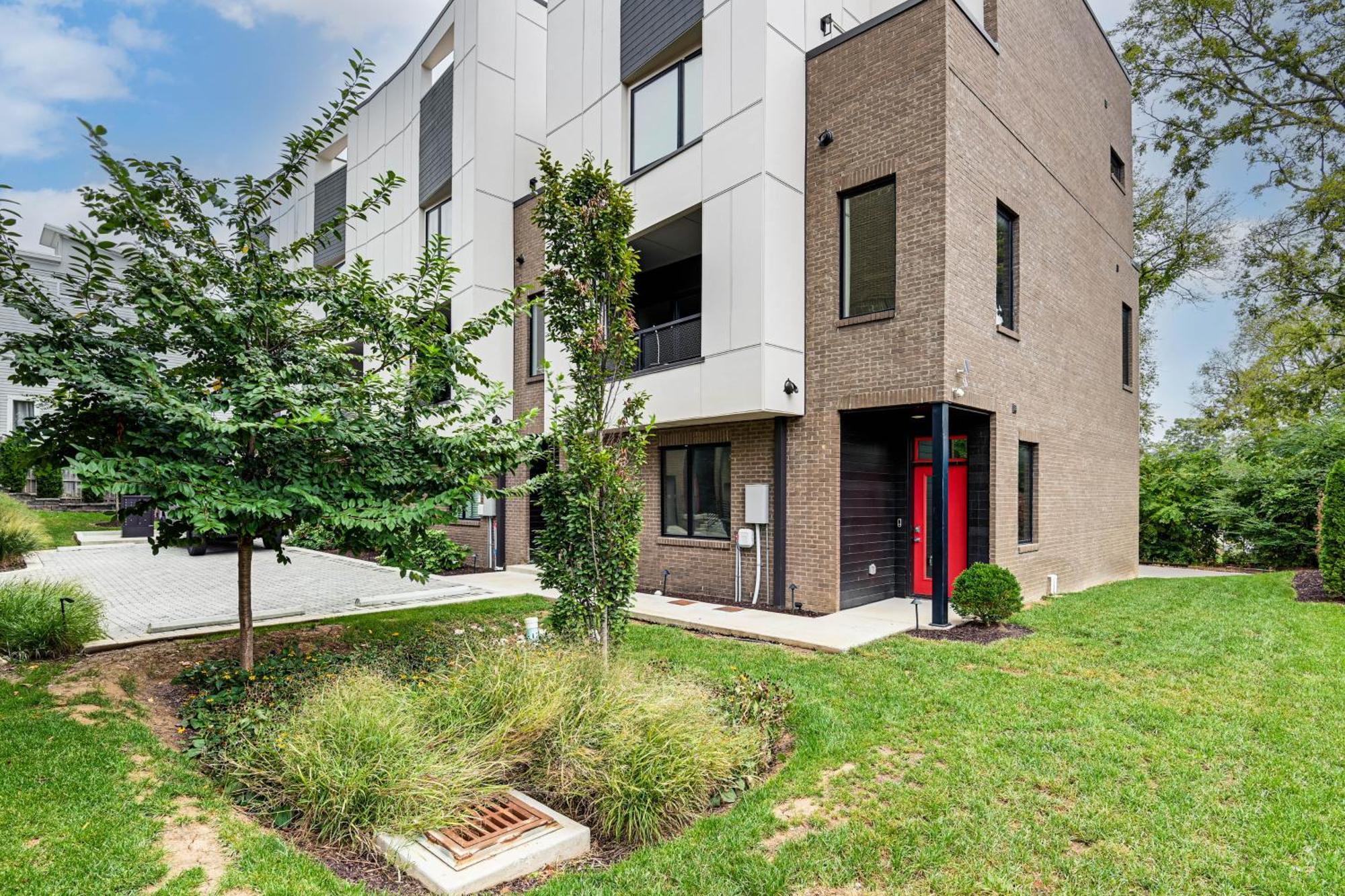 1 Mi To Downtown Townhome With Balcony! *