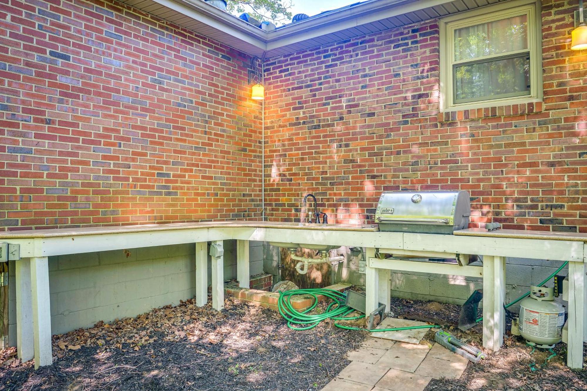 Holiday home Getaway With Gazebo, 11 Mi To Downtown!