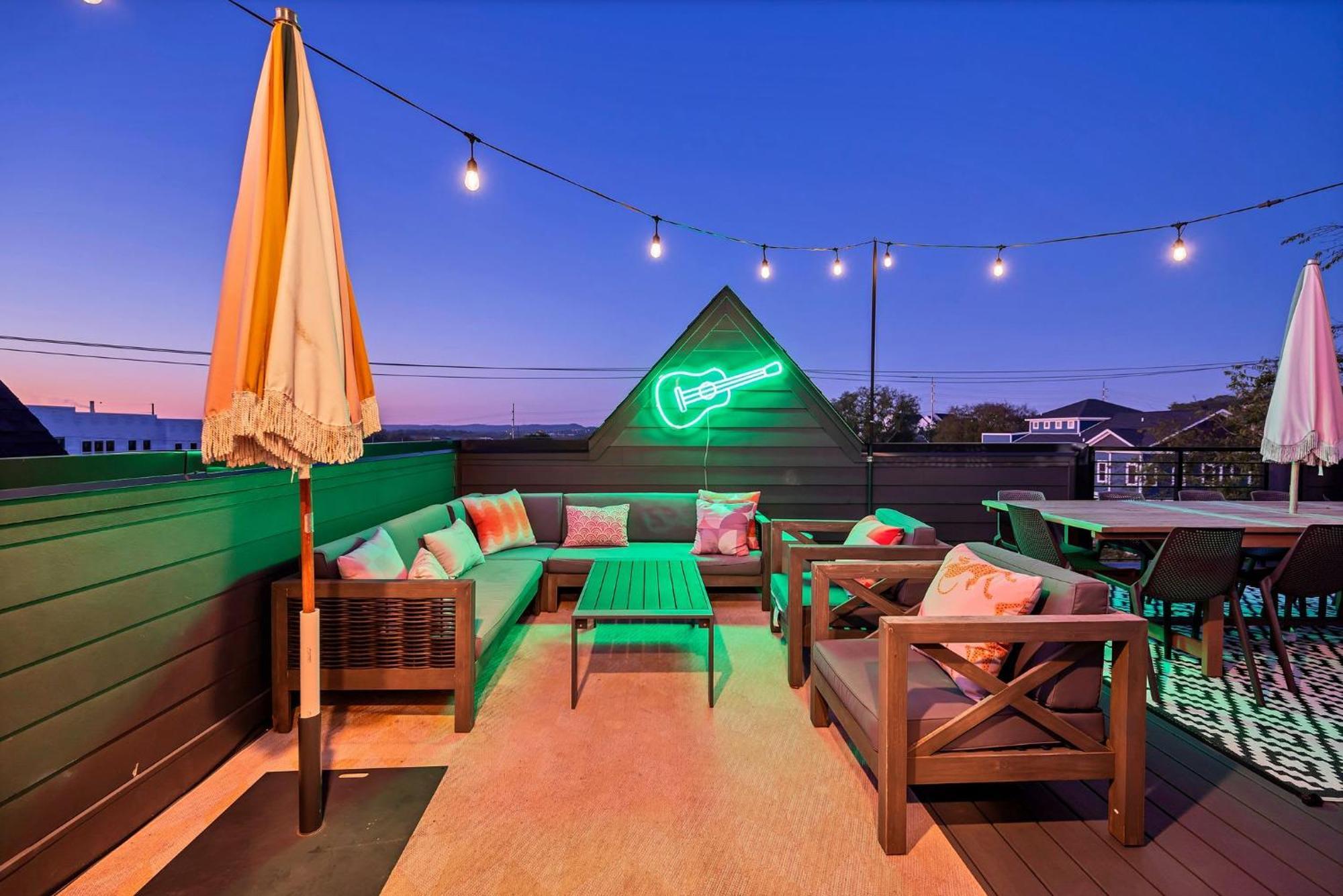 Designer Single Family House-rooftop- Hot Tub Holiday home