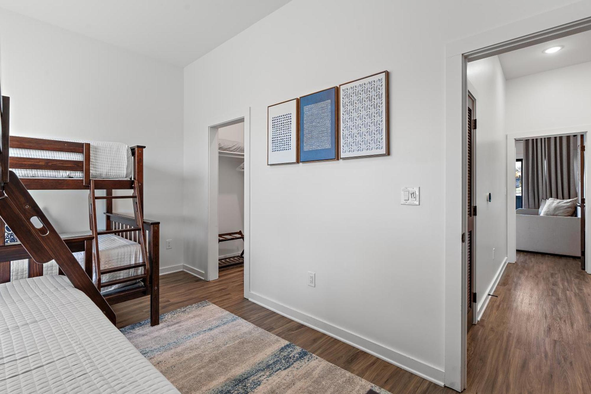 Huge With Patio - Walk To Shops, Food, Brewery