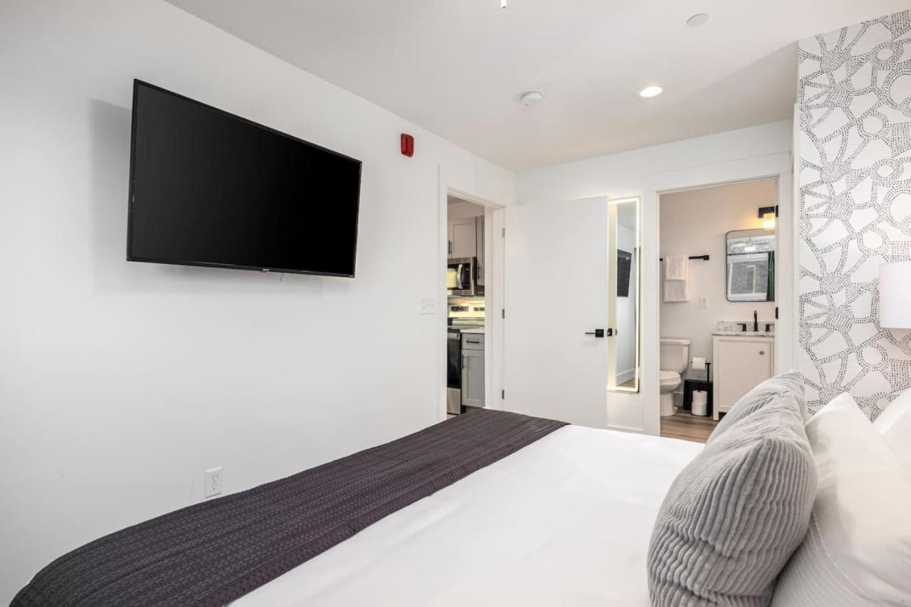 Holiday home Multi-condo Building With 7 Units 15 Bedrooms 22 Beds And Free Parking *