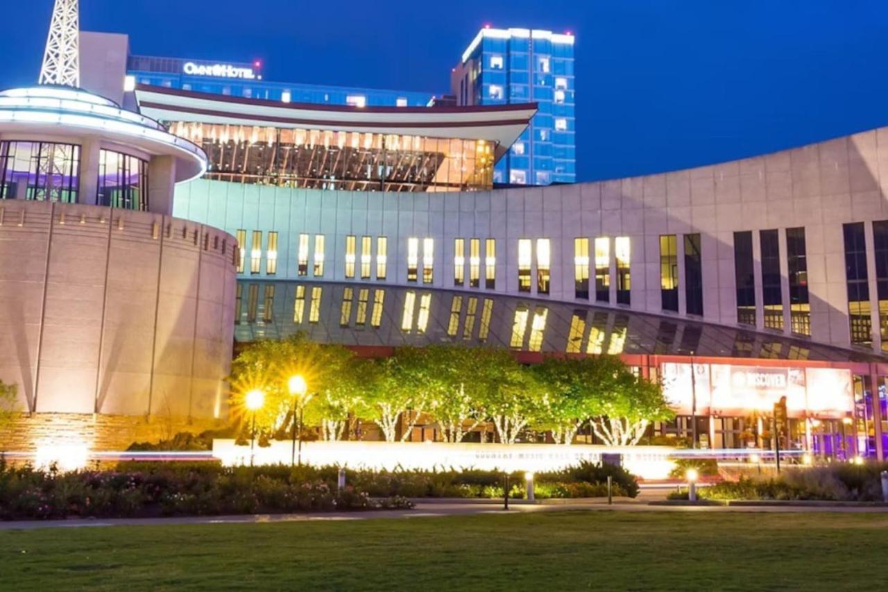Apartment Luxury In The Gulch With Patio Pool Walk To Broadway Nashville