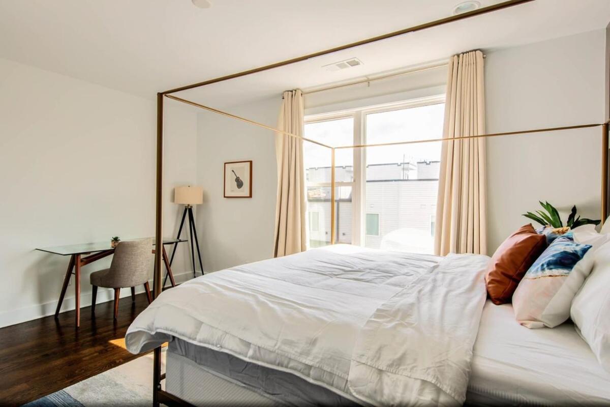 Large With Rooftop & Views Sleeps 12 *