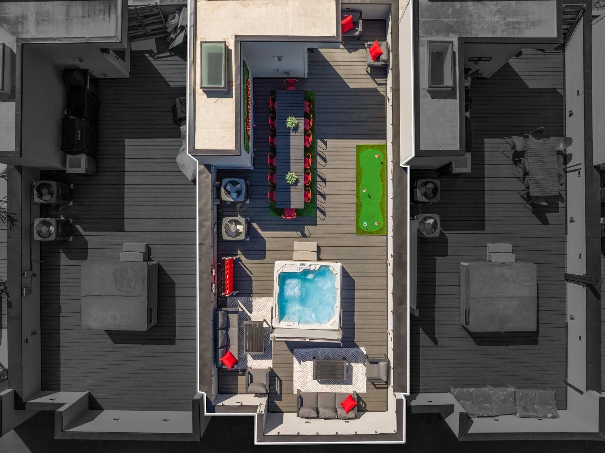 Holiday home The Americana Abode Rooftop Hot Tub Game *