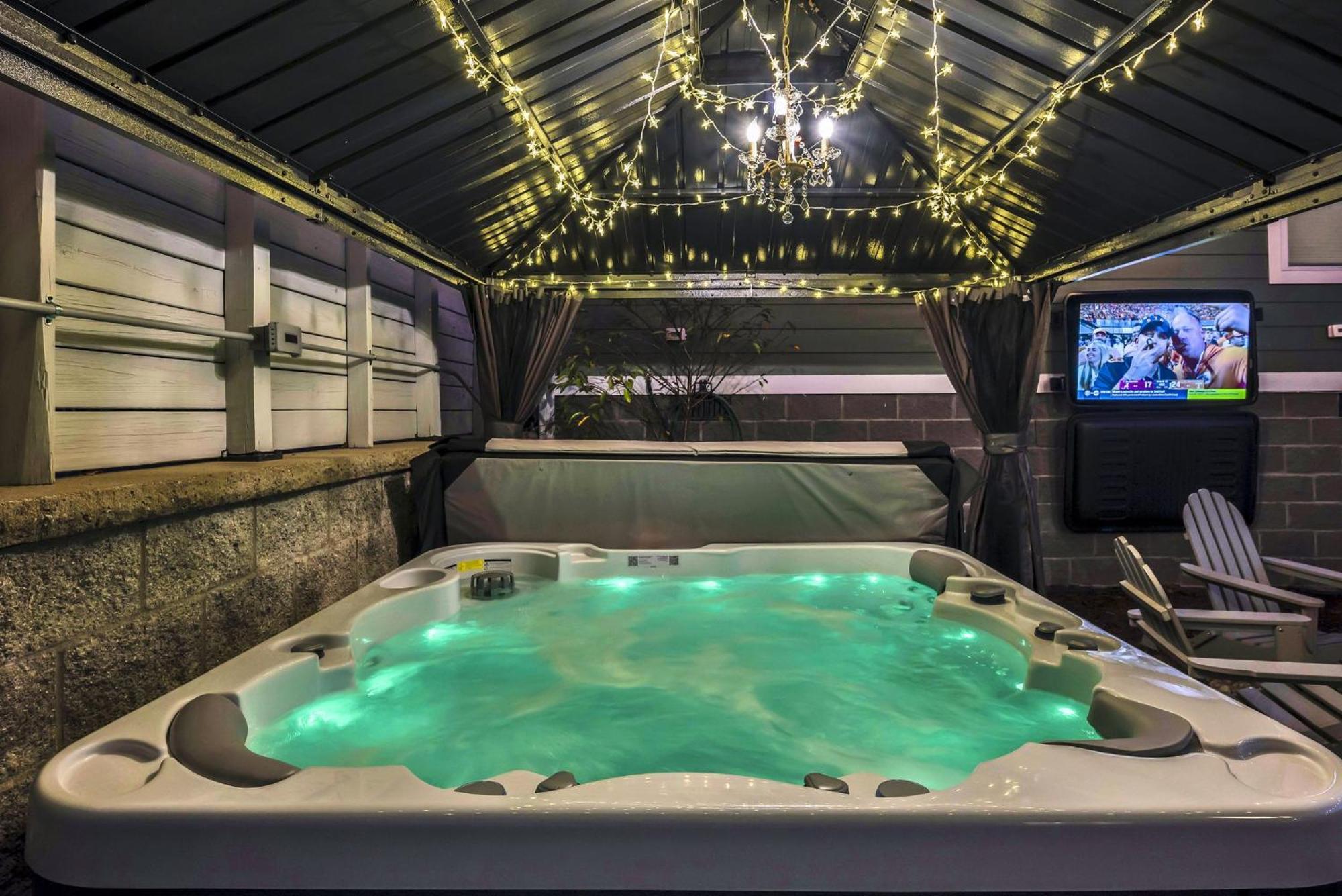 Greenwood With Covered Hot Tub, Fire Pit, And Outdoor Tv! Holiday home