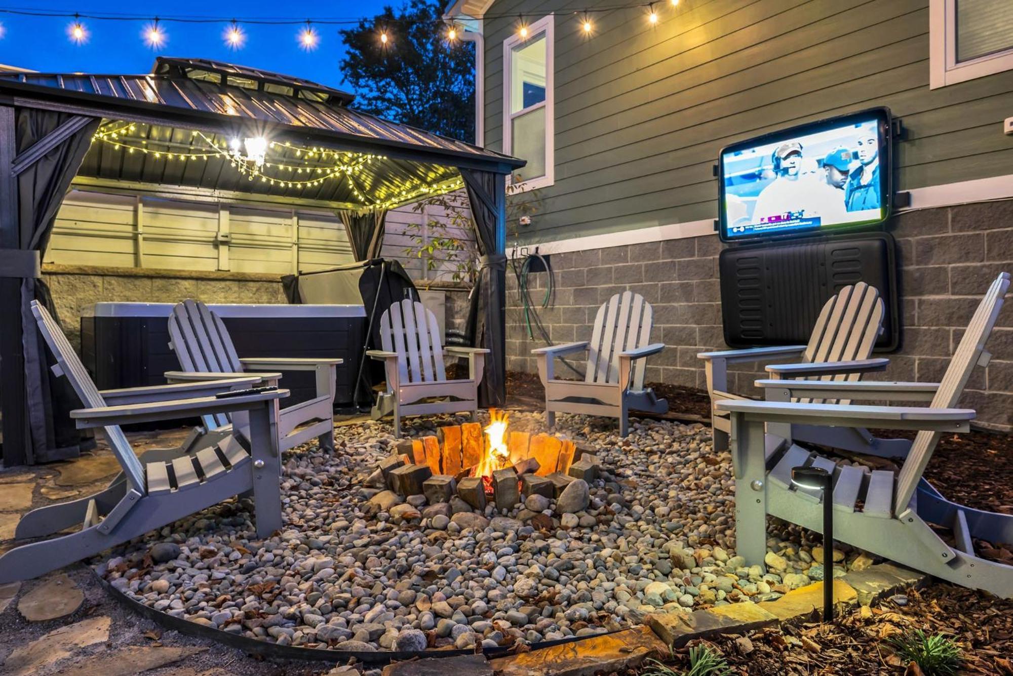 Greenwood With Covered Hot Tub, Fire Pit, And Outdoor Tv! *