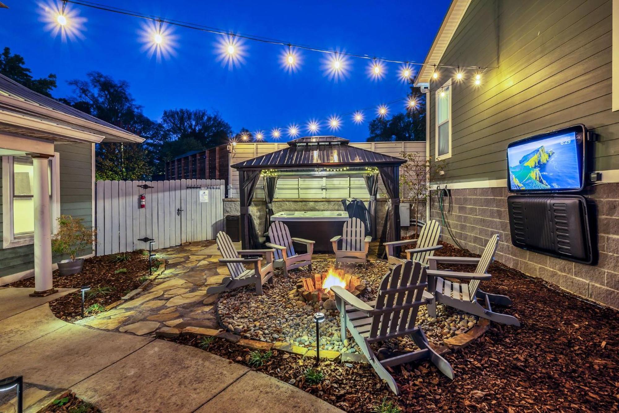 Greenwood With Covered Hot Tub, Fire Pit, And Outdoor Tv!