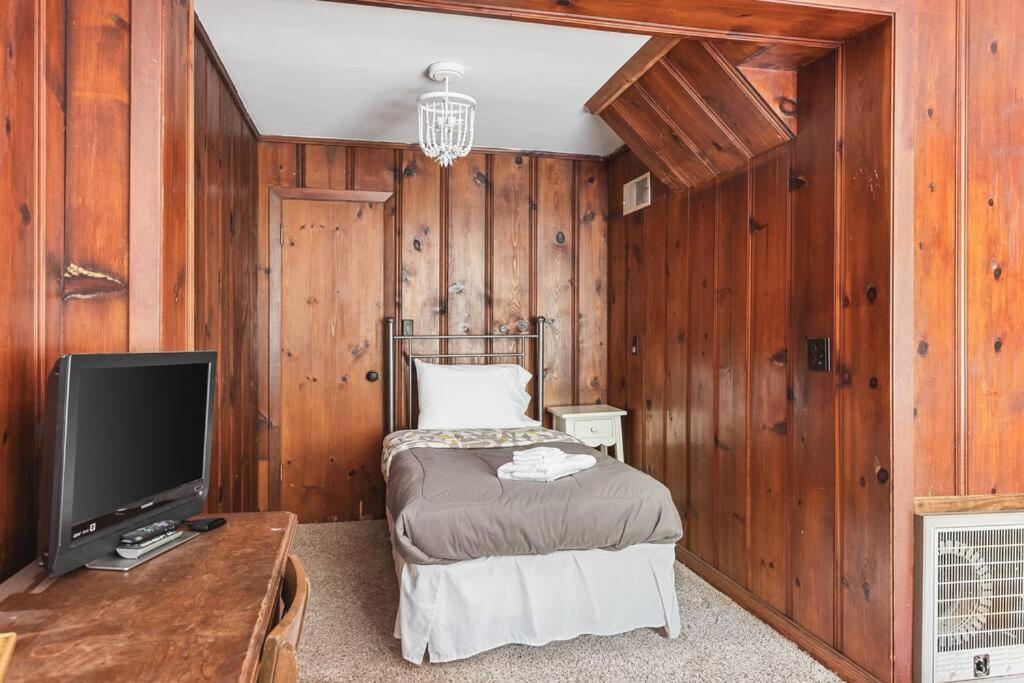 Gem Grill Mini Pickleball Sleeps 12 Nashville