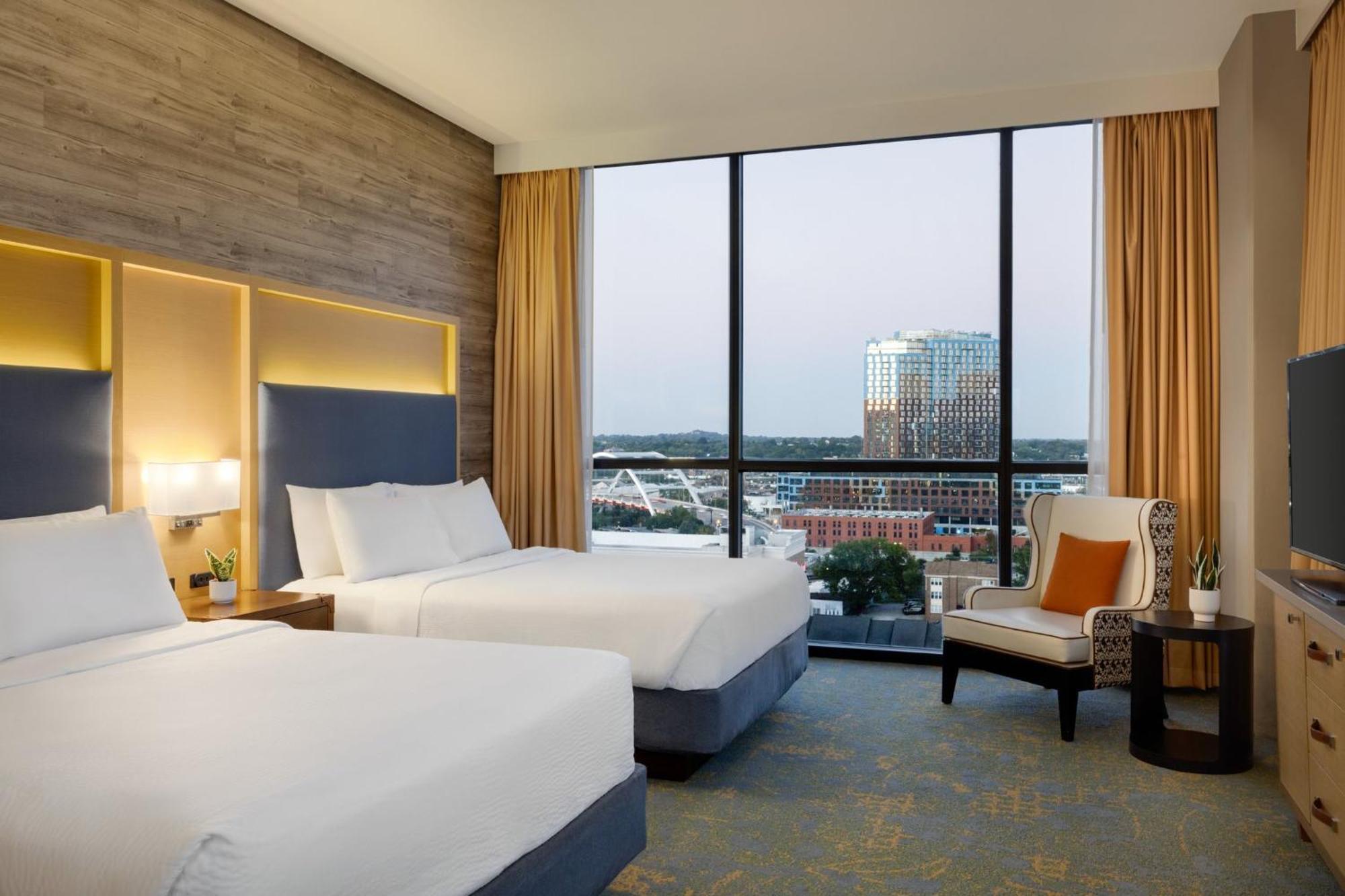 & Downtown Broadway Hotel