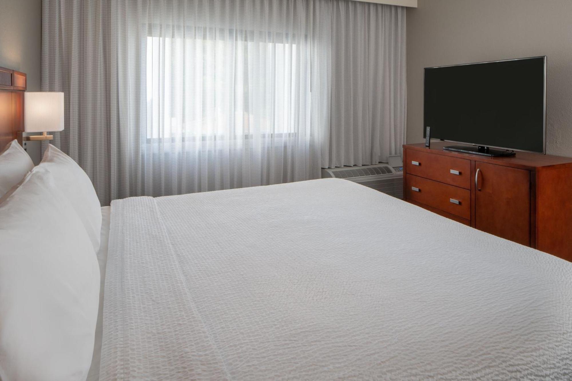 Courtyard By Marriott Airport Nashville