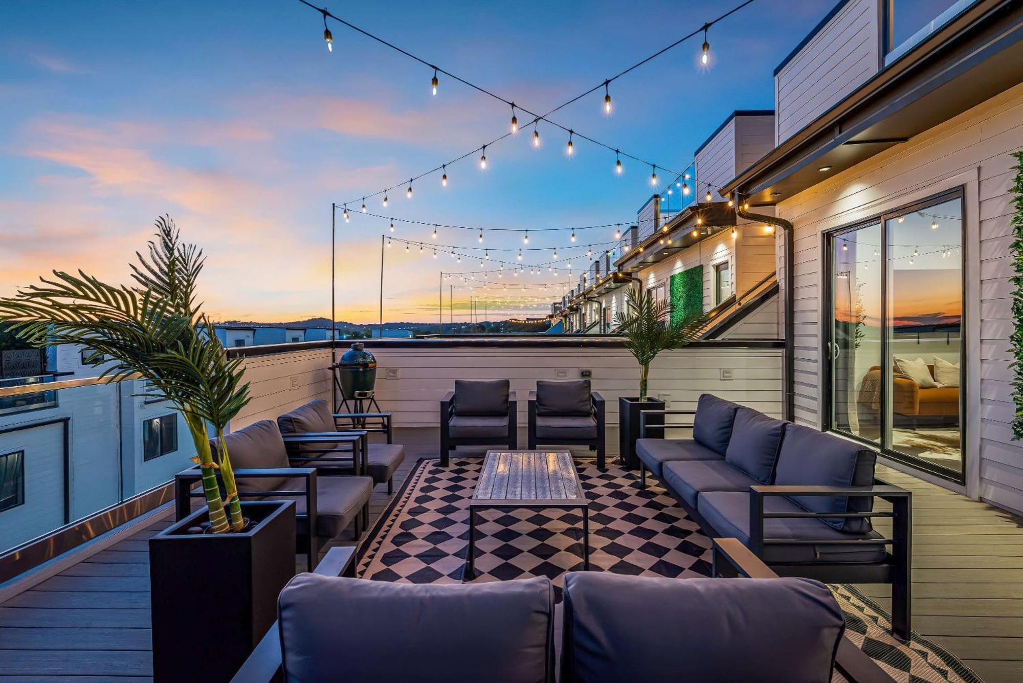 Holiday home Rooftop Hot Tub Views Pac-man Pool Table Nashville