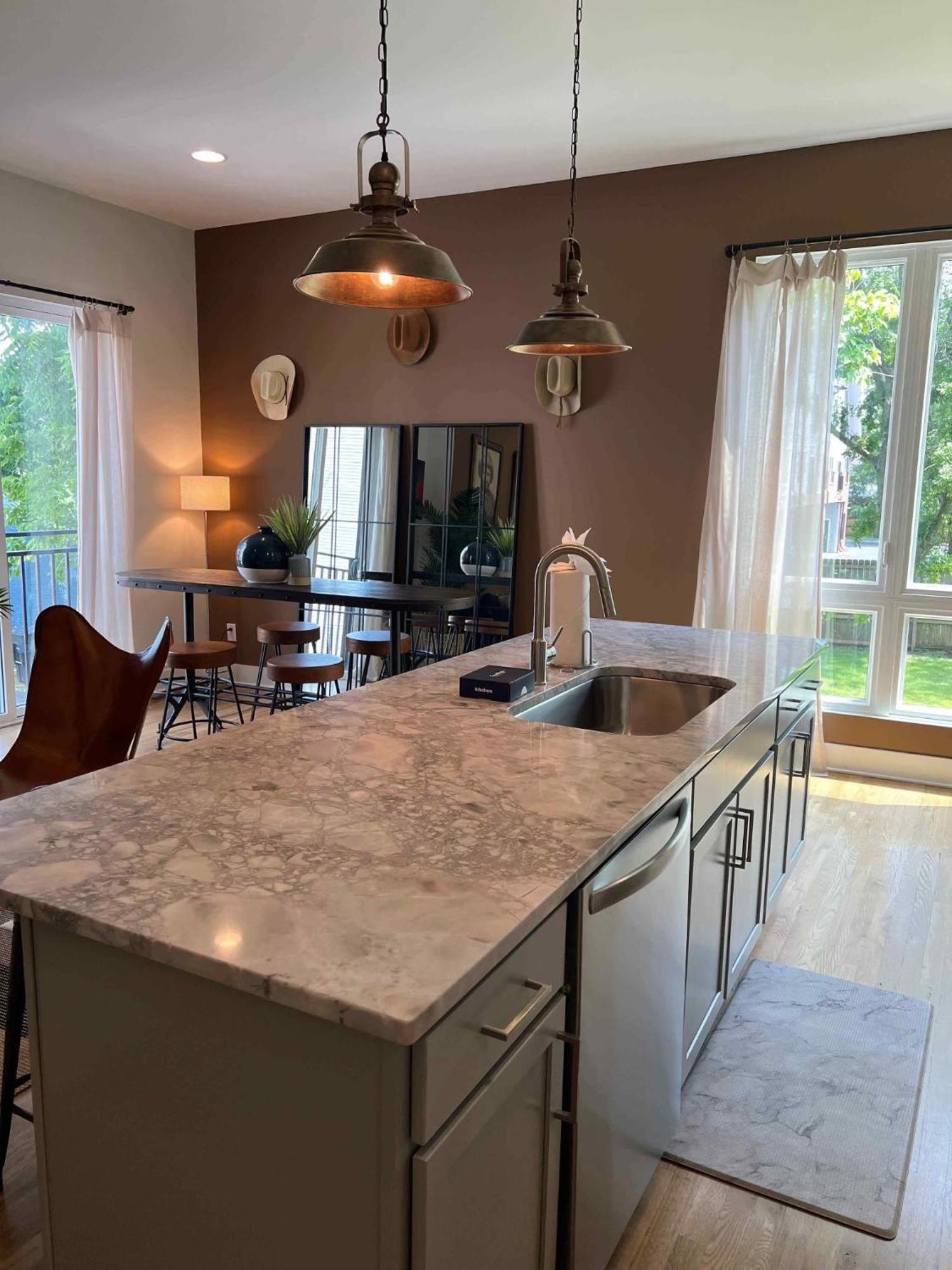 Country Lyric - Mins To Downtown - Rooftop Deck