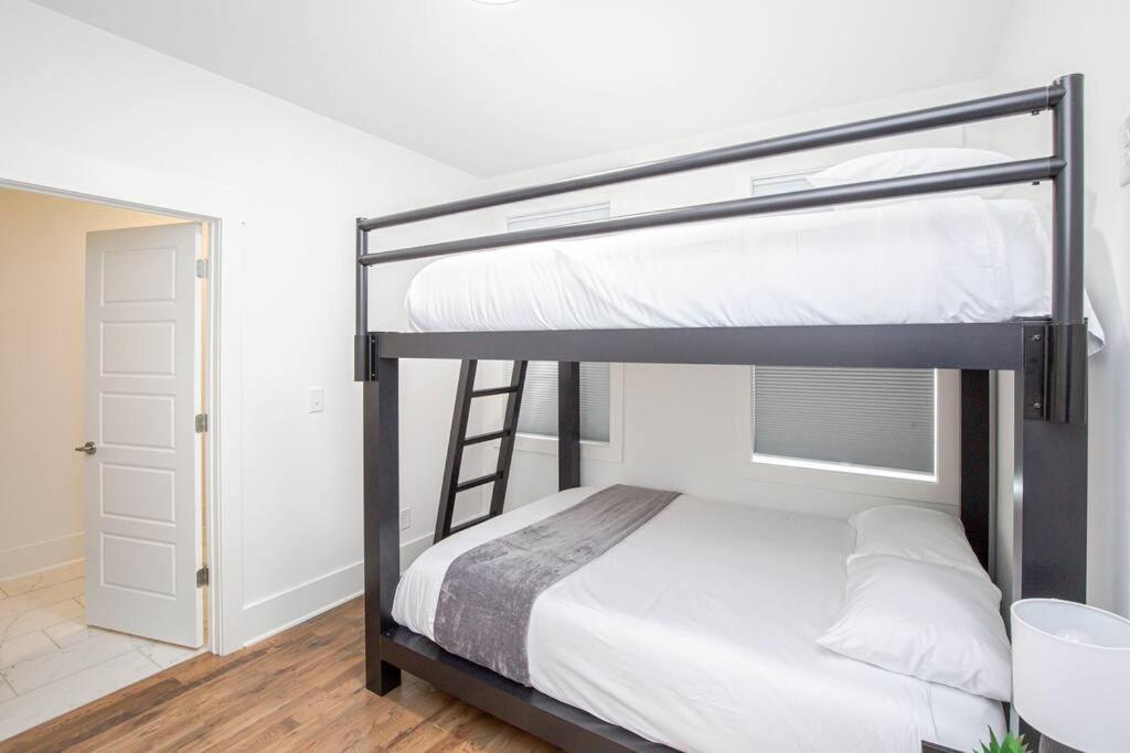 Spacious W Rooftop Deck And Mural! 10 Min 2 Dt Holiday home Nashville