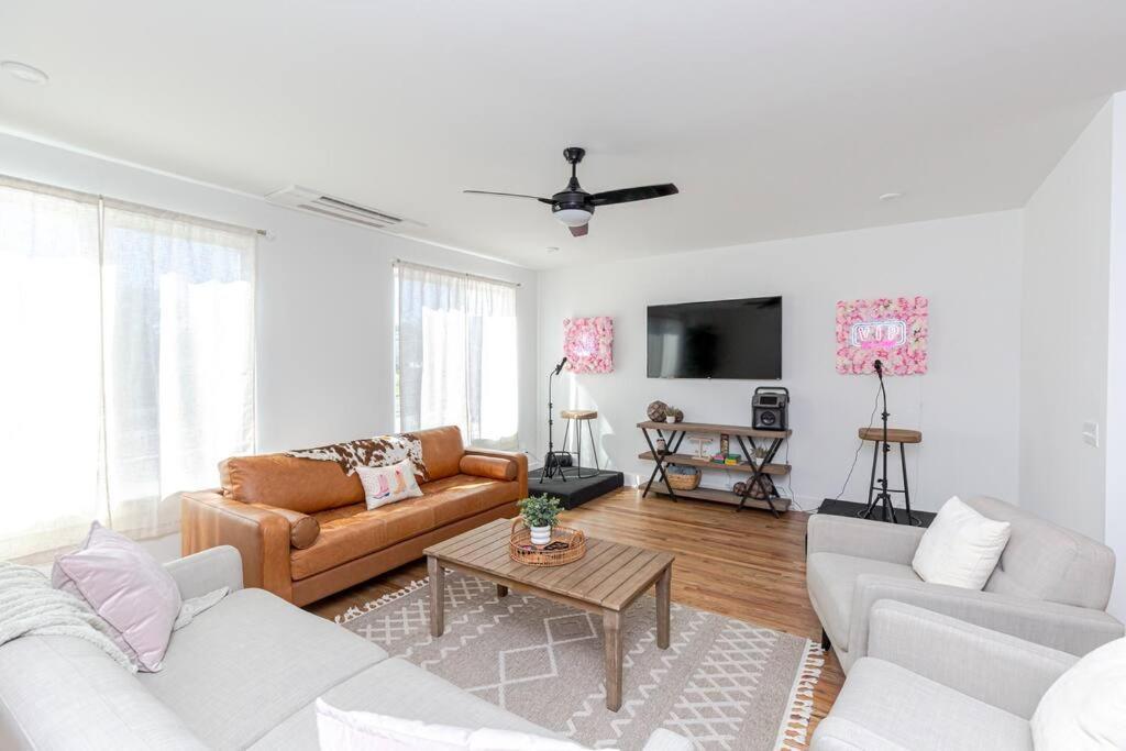 Holiday home New! Beautiful Murals, Rooftop Deck & Karaoke! Nashville