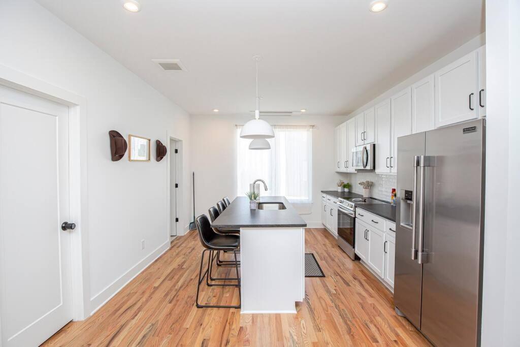 New! Beautiful Murals, Rooftop Deck & Karaoke! Holiday home
