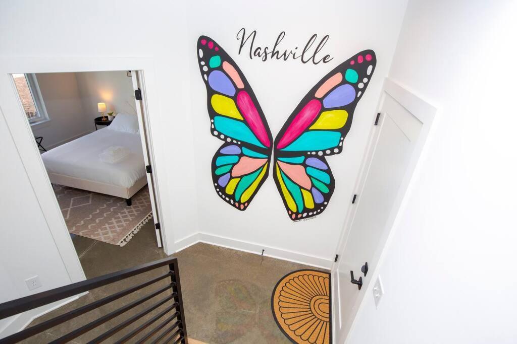Holiday home New! Beautiful Murals, Rooftop Deck & Karaoke!