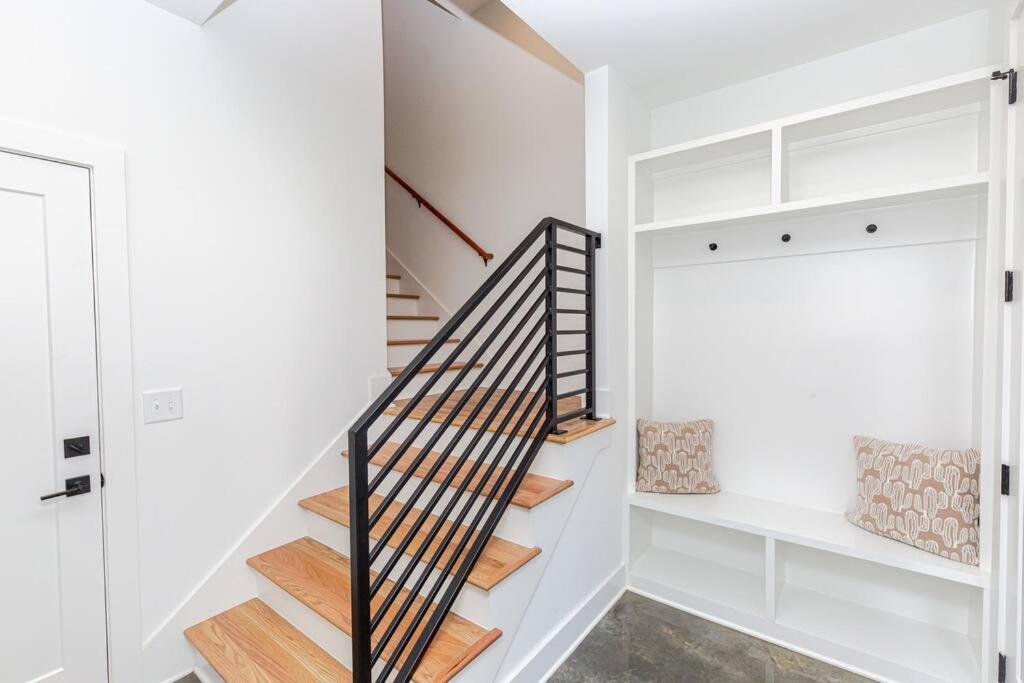 New! Beautiful Murals, Rooftop Deck & Karaoke! Holiday home Nashville