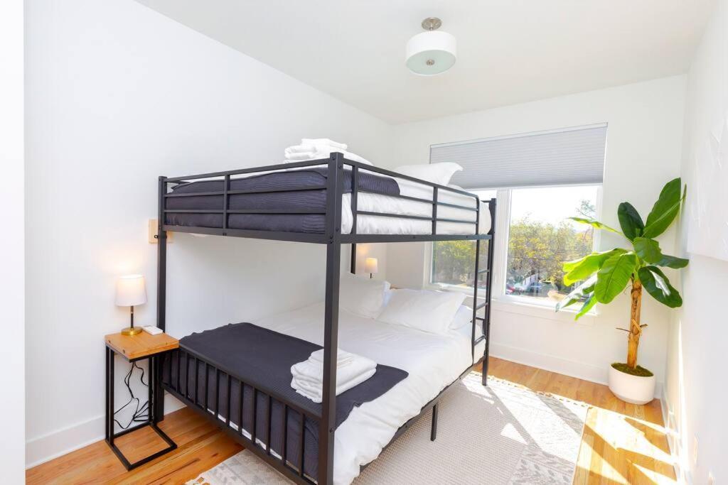 Holiday home New! Beautiful Murals, Rooftop Deck & Karaoke!
