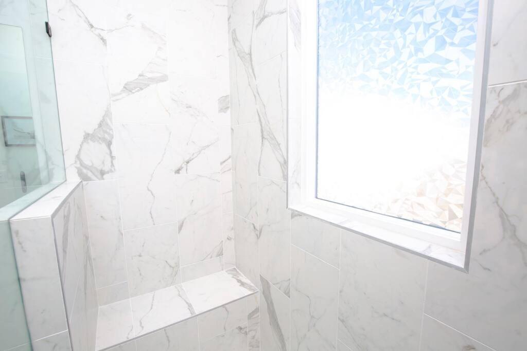 New! Beautiful Murals, Rooftop Deck & Karaoke! Holiday home