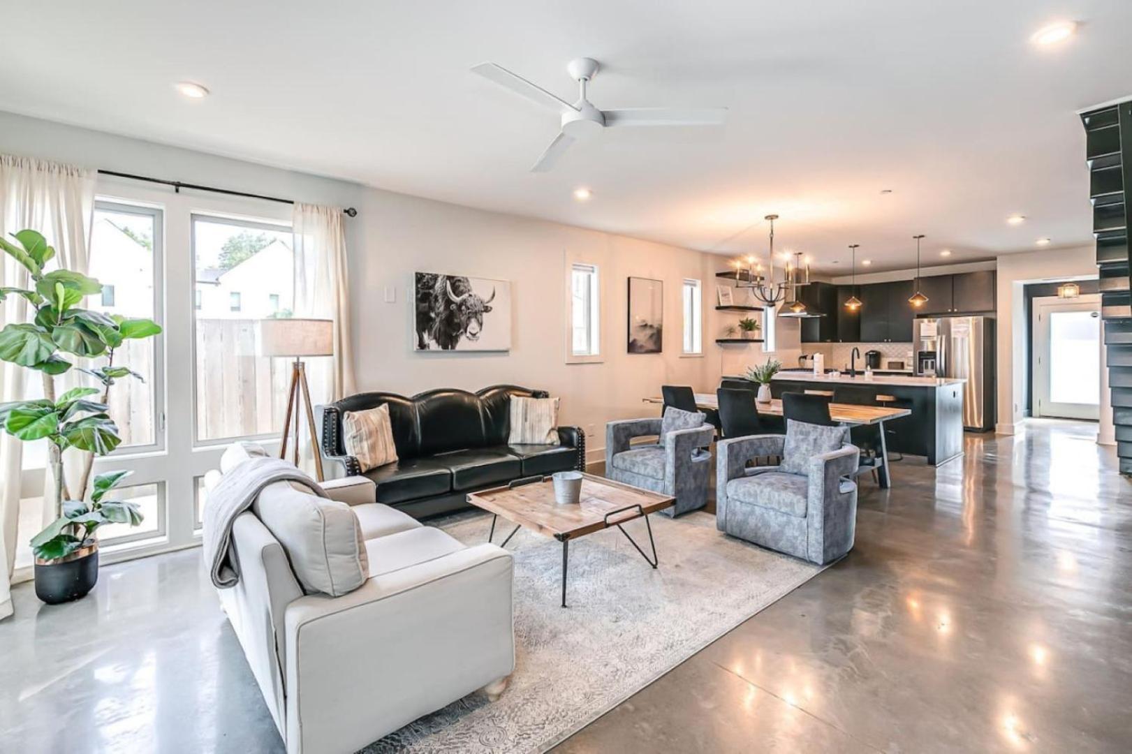 11 Beds 6 Full Baths 5 Minutes To Downtown Holiday home *