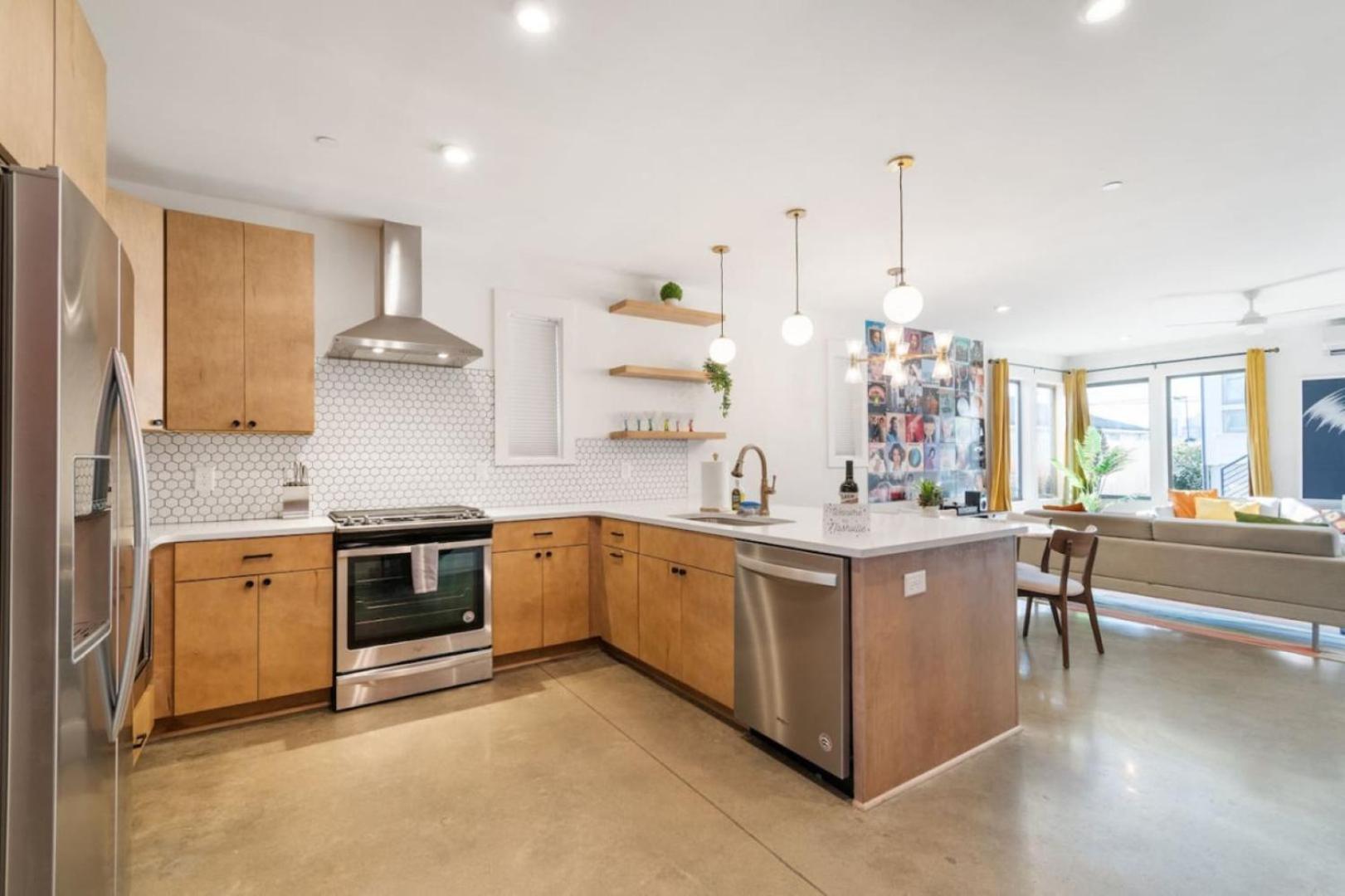 11 Beds 6 Full Baths With Rooftop Deck