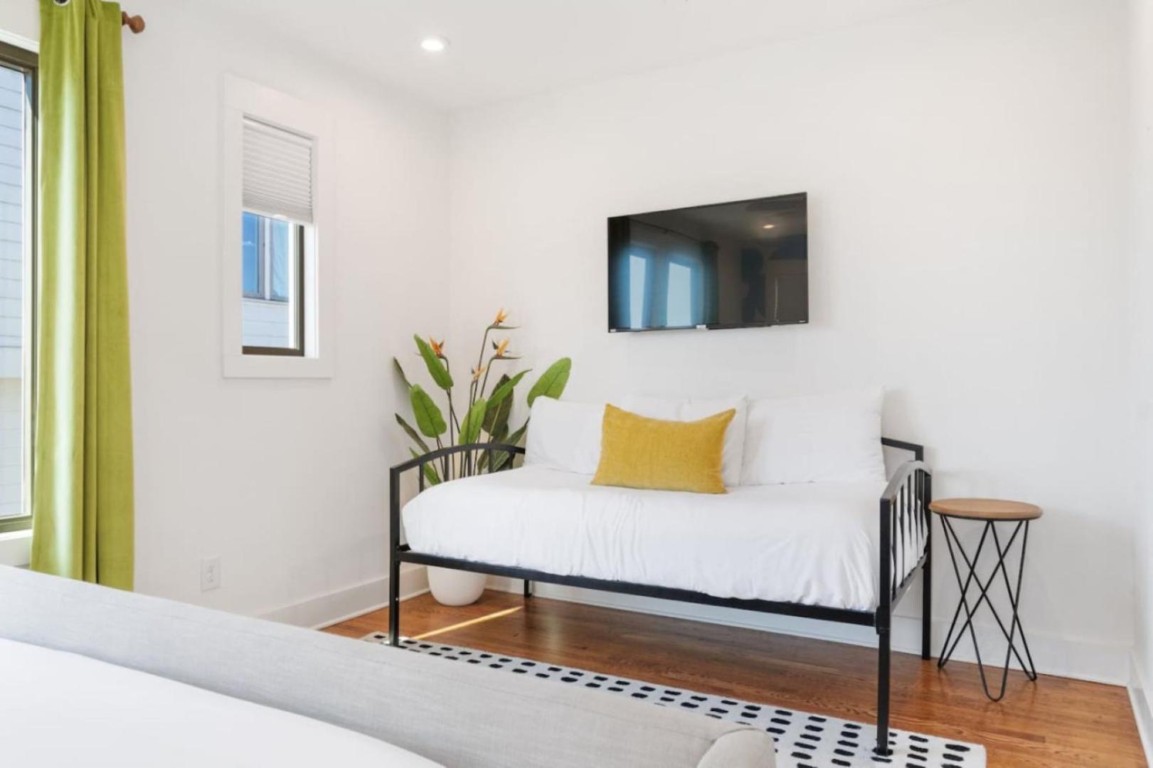 11 Beds 6 Full Baths With Rooftop Deck *