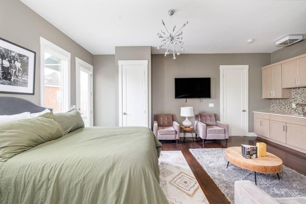 Luxury House - Heated Pool - In The Gulch - Walk Anywhere Holiday home Nashville
