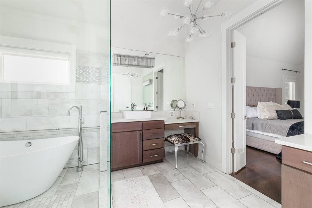 Luxury House - Heated Pool - In The Gulch - Walk Anywhere *