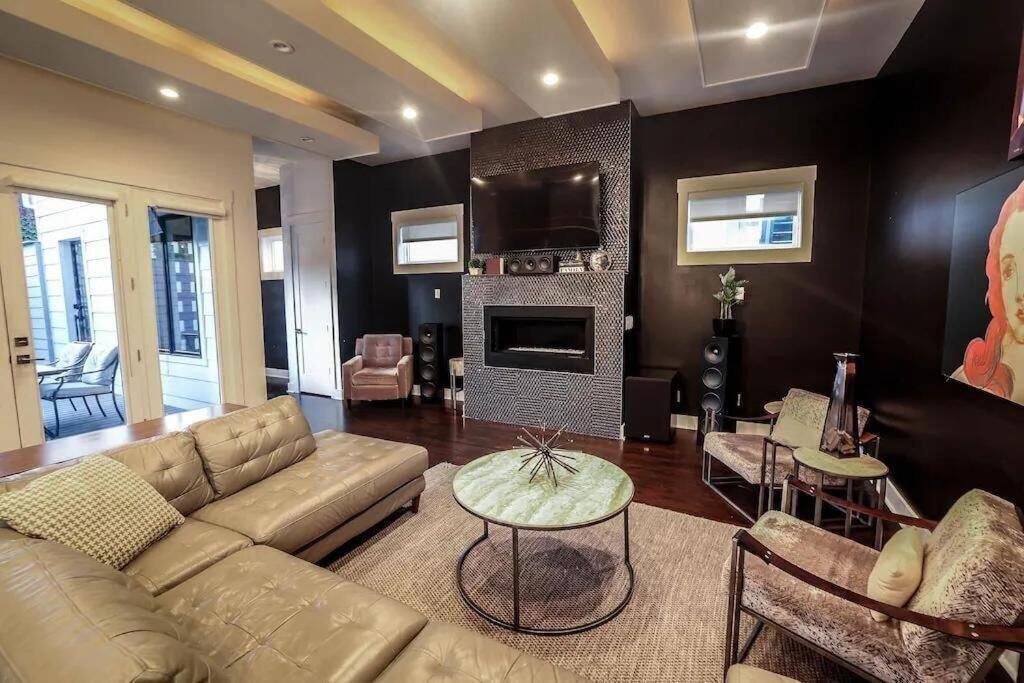 Luxury House - Heated Pool - In The Gulch - Walk Anywhere Holiday home Nashville