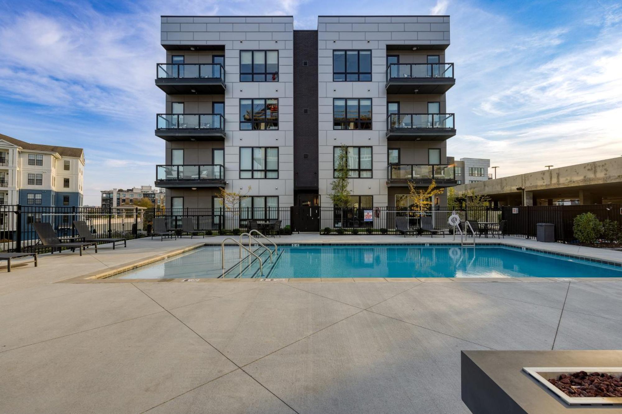 Wonderstruck Walkable Midtown Location At Odyssey Pool Bbq Fitness Holiday home