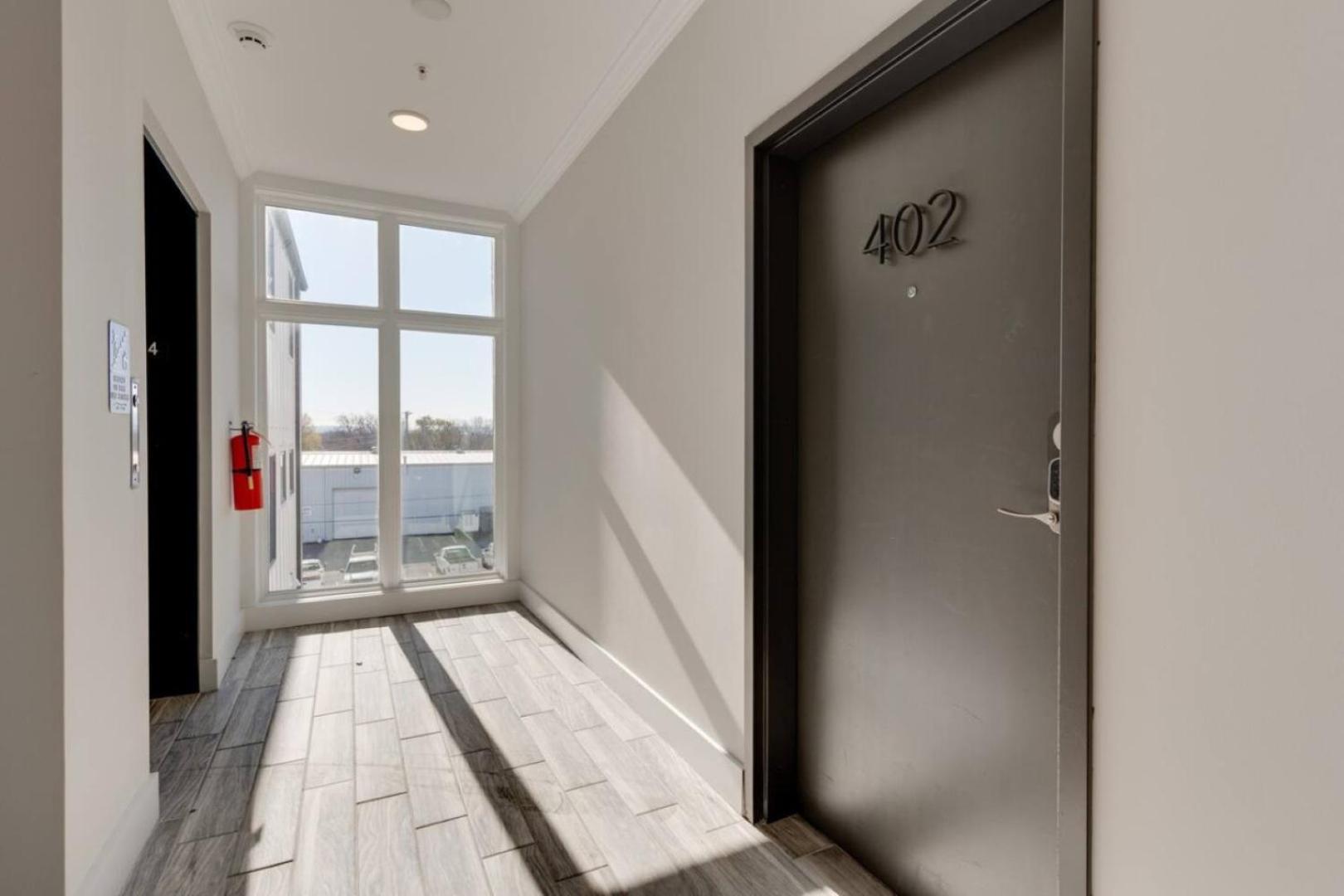 Stunning Nations Minutes From Broadway Apartment