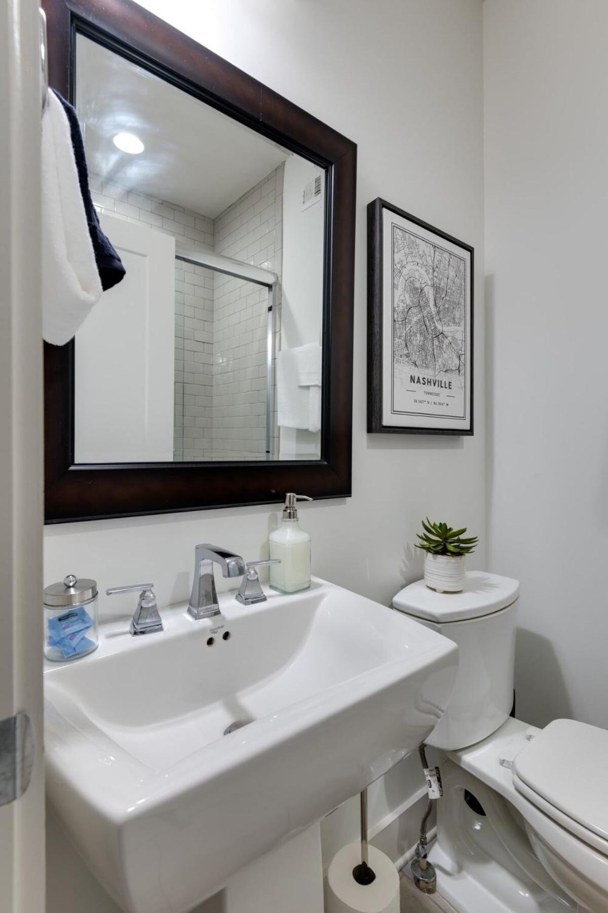 The Harper House - Beautifully Designed With Rooftop Patio Holiday home