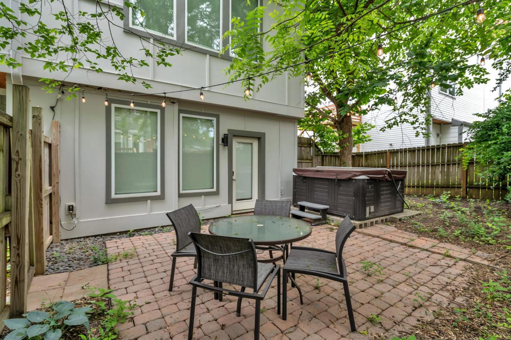 Lux East Nash-hot Tub & Rooftop Patio
