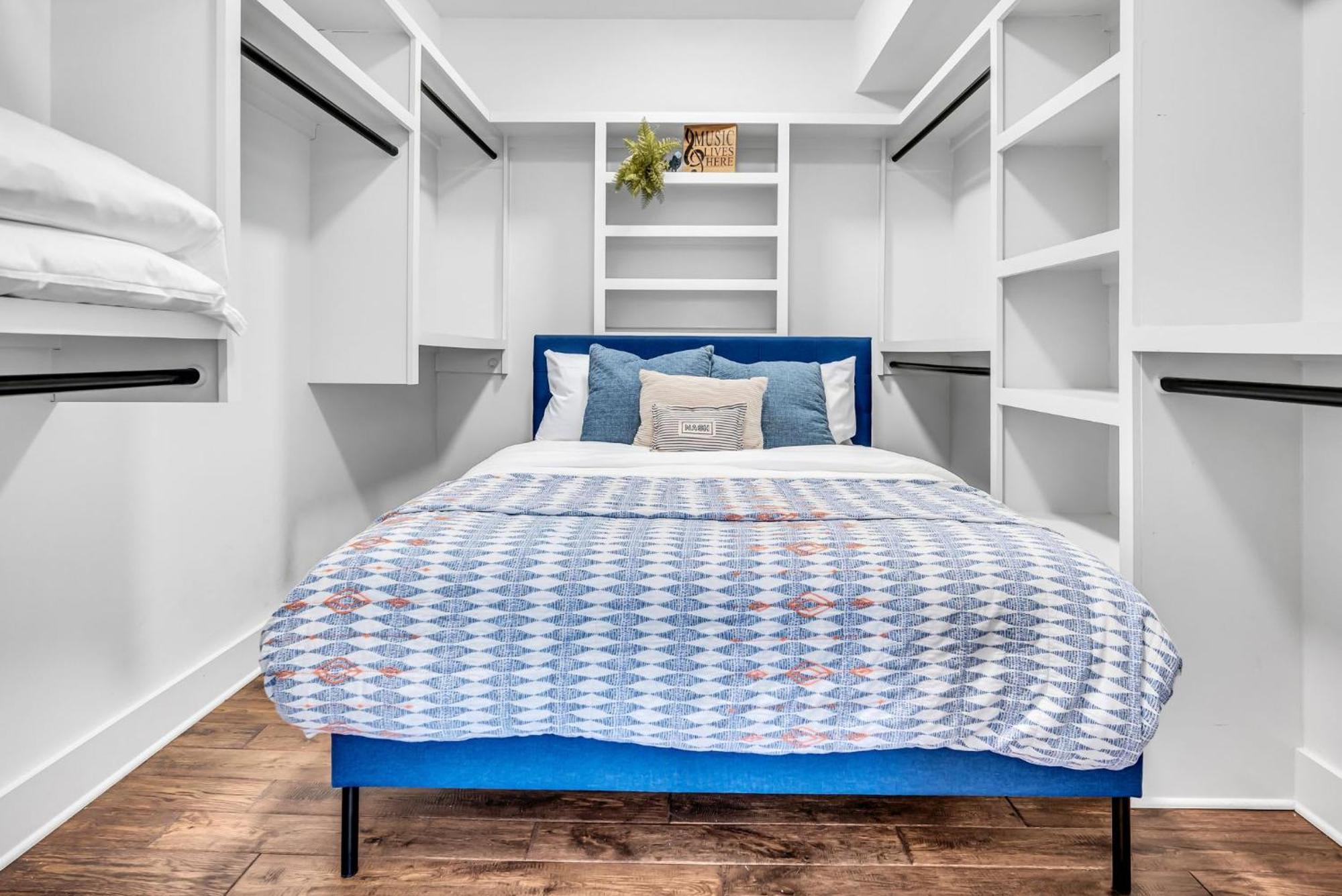 Holiday home Lux East Nash-hot Tub & Rooftop Patio *
