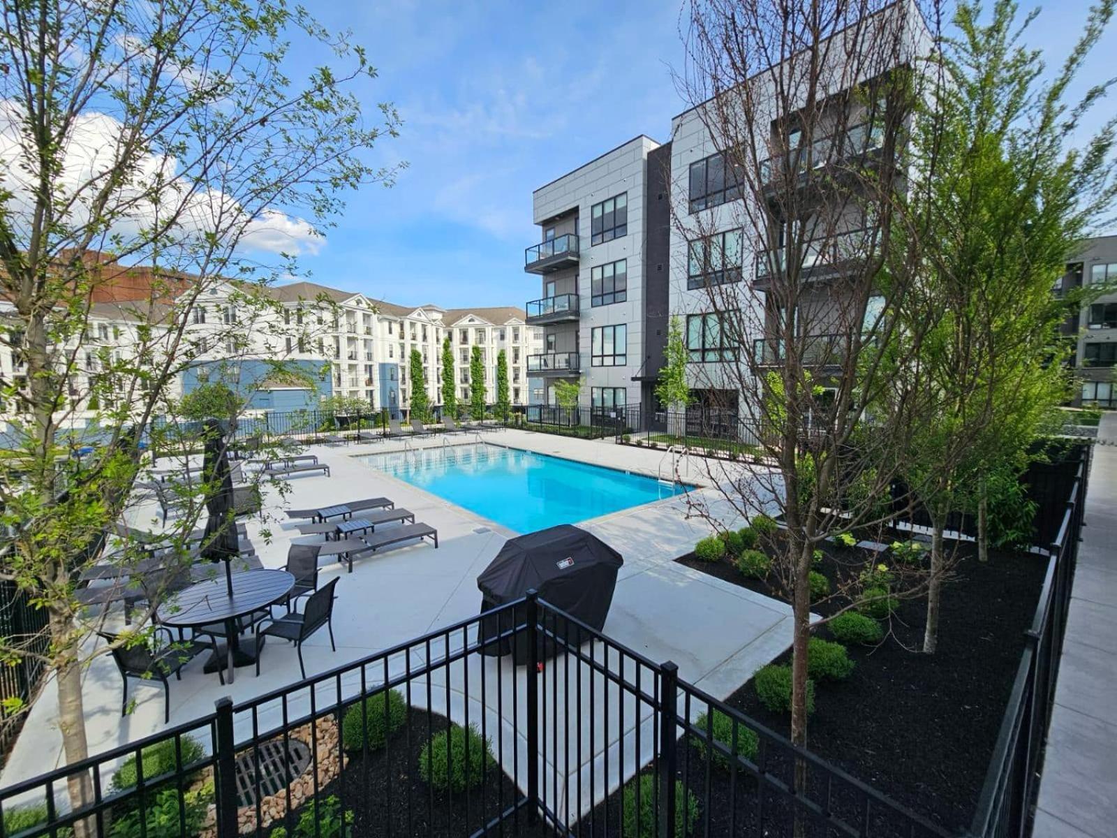 Elegant Corner Penthouse With Private Balcony, Skyline Views, Pool, And Gym Apartment Nashville