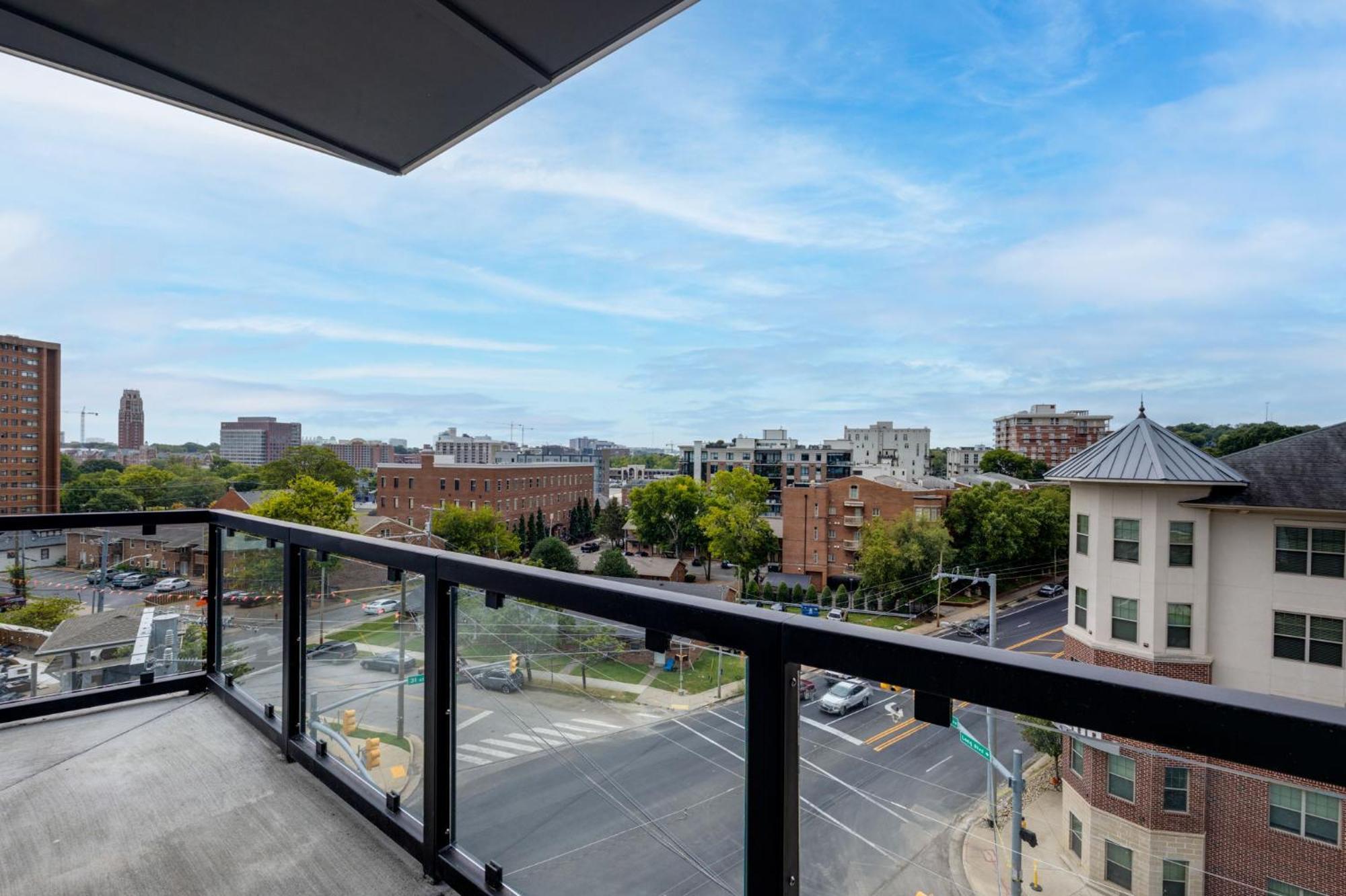 Elegant Corner Penthouse With Private Balcony, Skyline Views, Pool, And Gym *