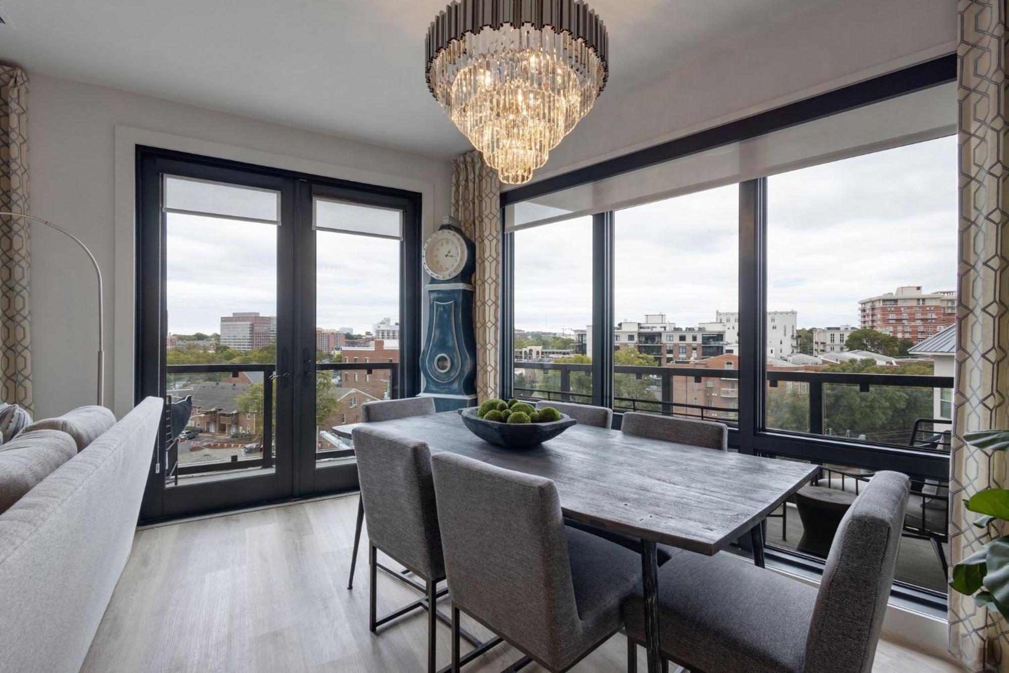 Apartment Elegant Corner Penthouse With Private Balcony, Skyline Views, Pool, And Gym