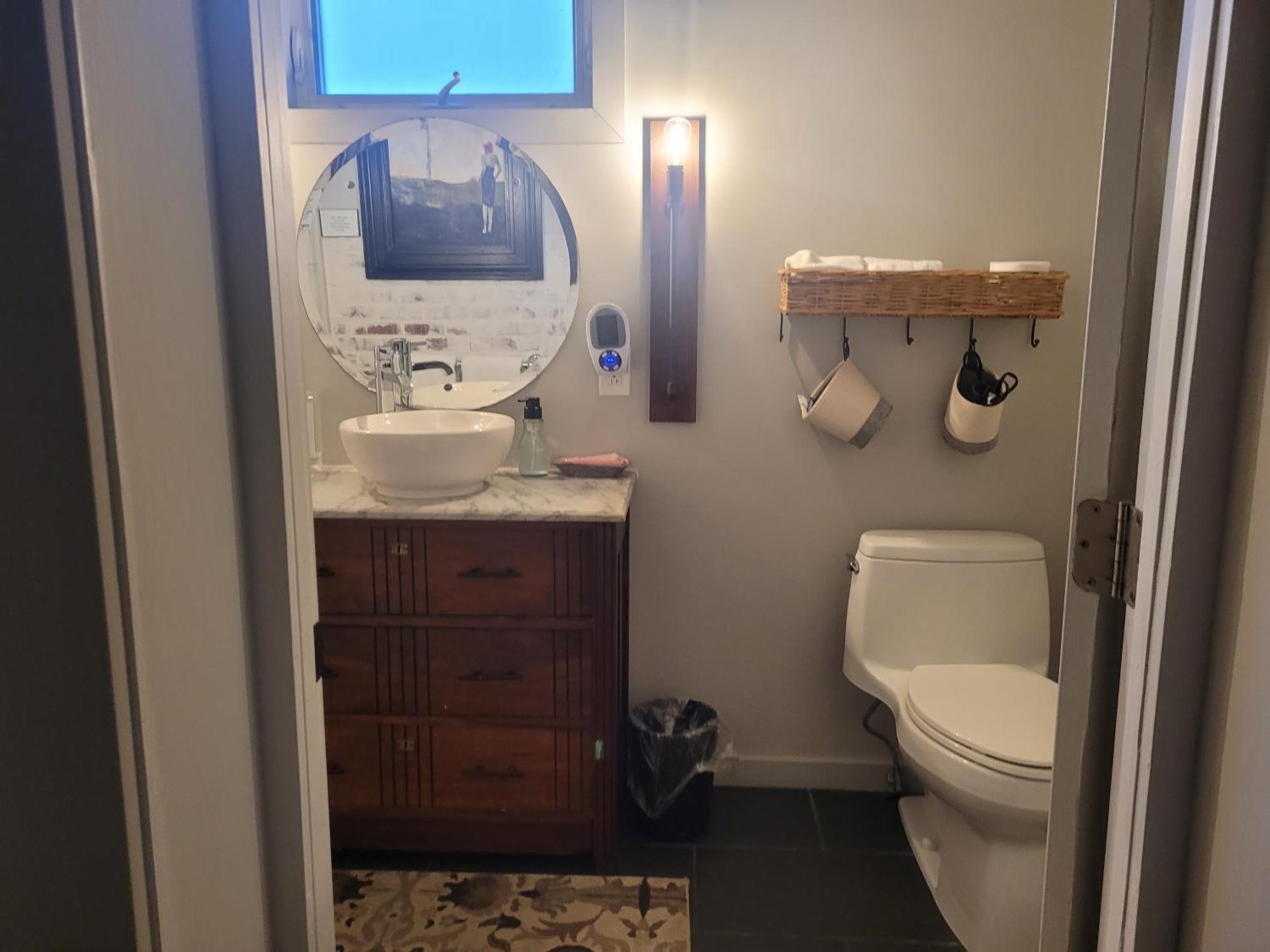 Apartment Quiet Hideaway Minutes From Everything! *
