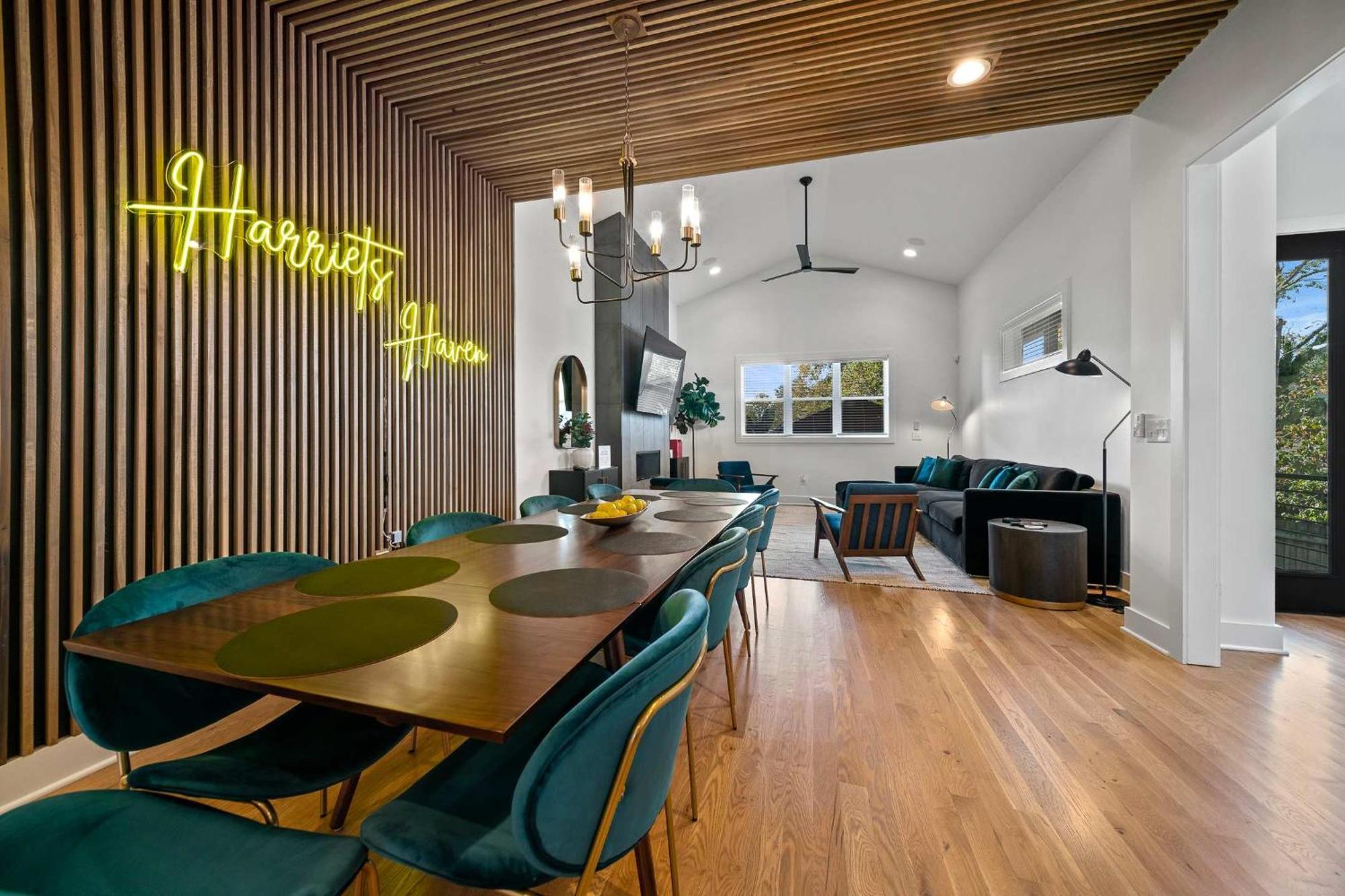 Mid-century Luxury Rooftop Lounge Near Broadway Holiday home