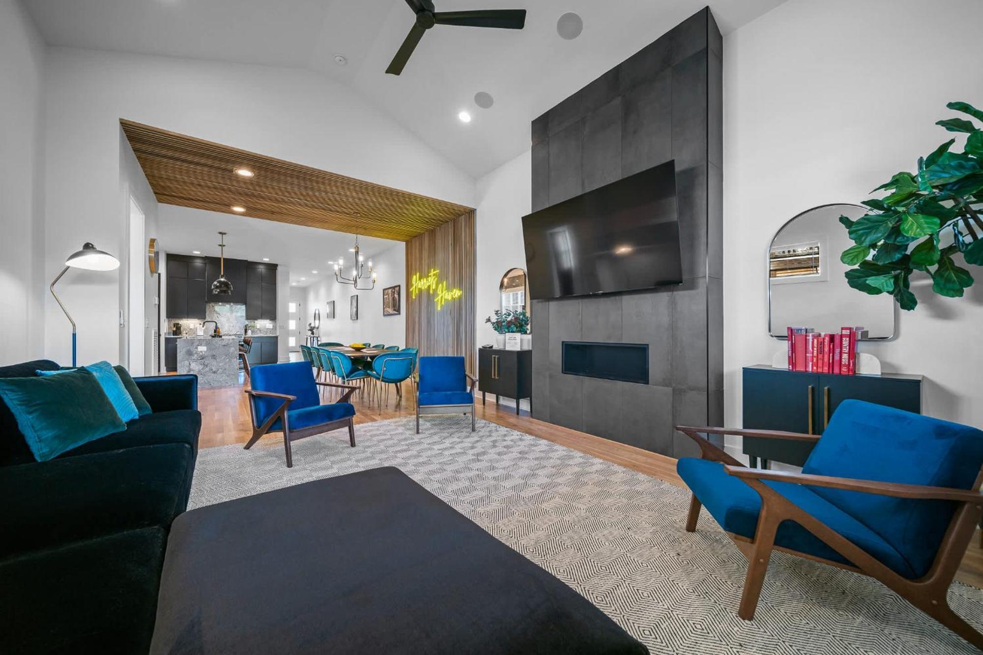 Mid-century Luxury Rooftop Lounge Near Broadway Holiday home