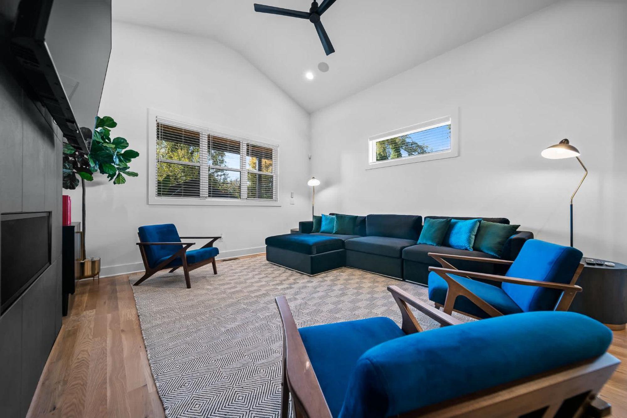 Mid-century Luxury Rooftop Lounge Near Broadway Holiday home