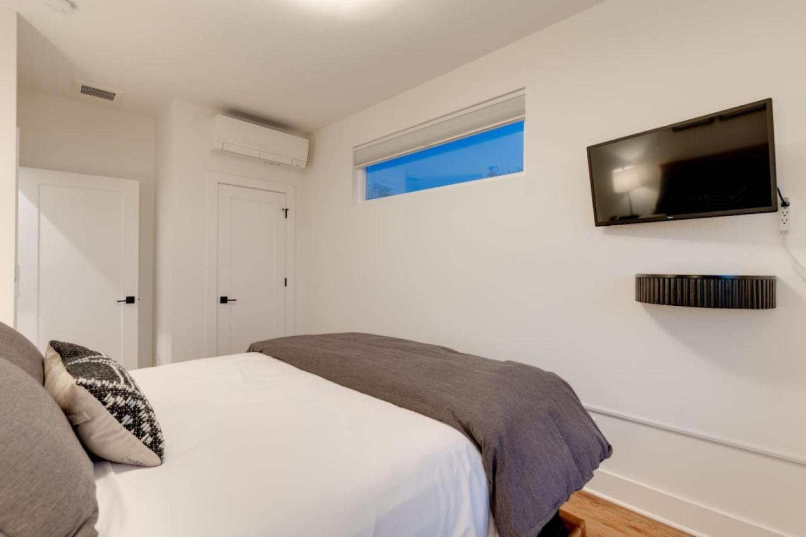Luxury With Stunning Rooftop Views! Apartment