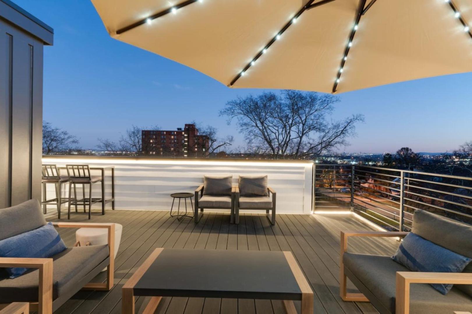 Luxury With Stunning Rooftop Views!