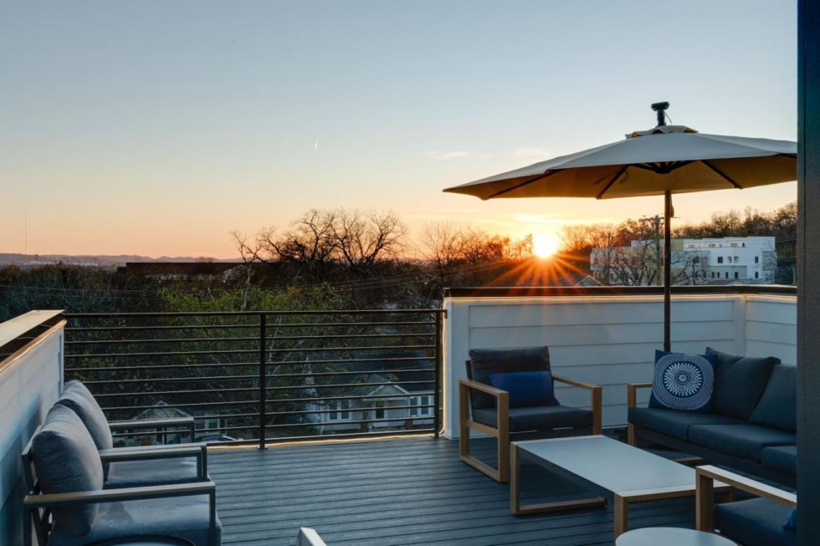 Apartment Luxury With Stunning Rooftop Views!